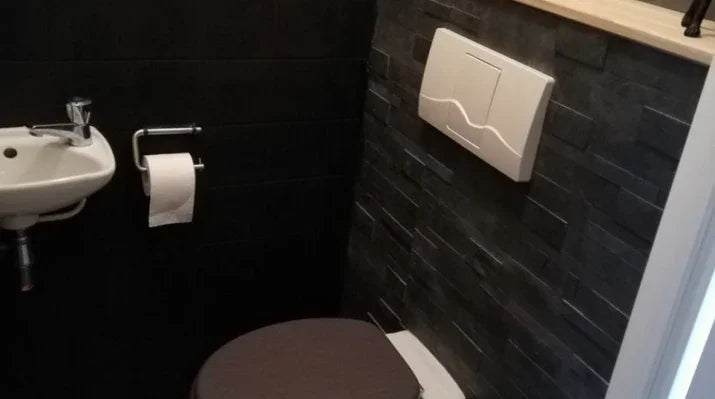 Pierre naturelle adhésive : décoration murs toilette - By My Deco