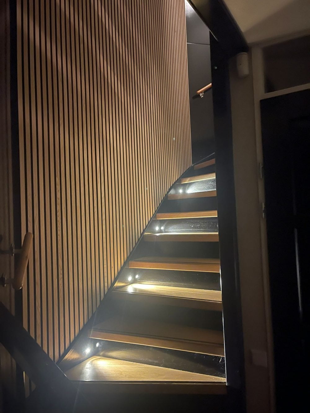 Escalier modernisé avec panneau acoustique bois chêne