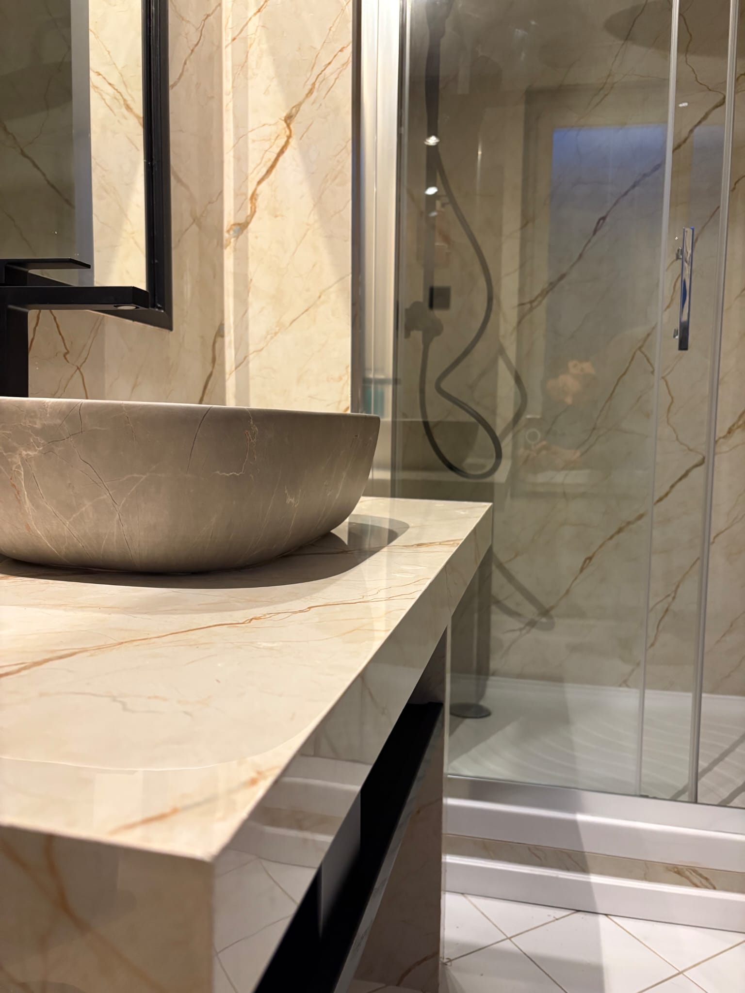 Salle de bain rénovée avec panneau marbre beige