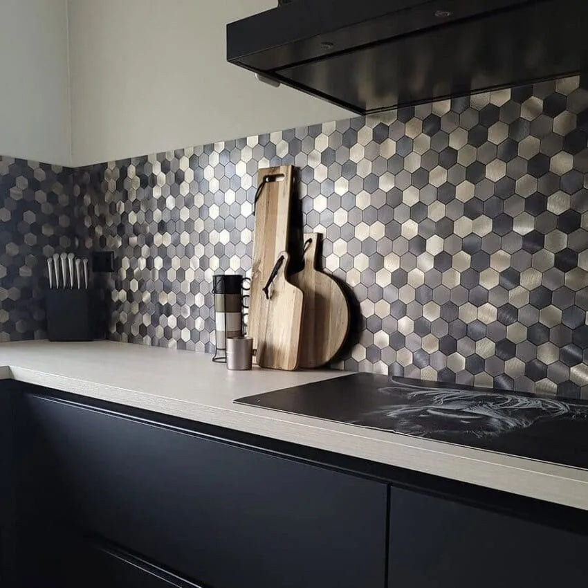 Credence_Adhesive_Mosaique_Dore_Noir_Pose_Dans_la_Cuisine_comme_credence de luxe