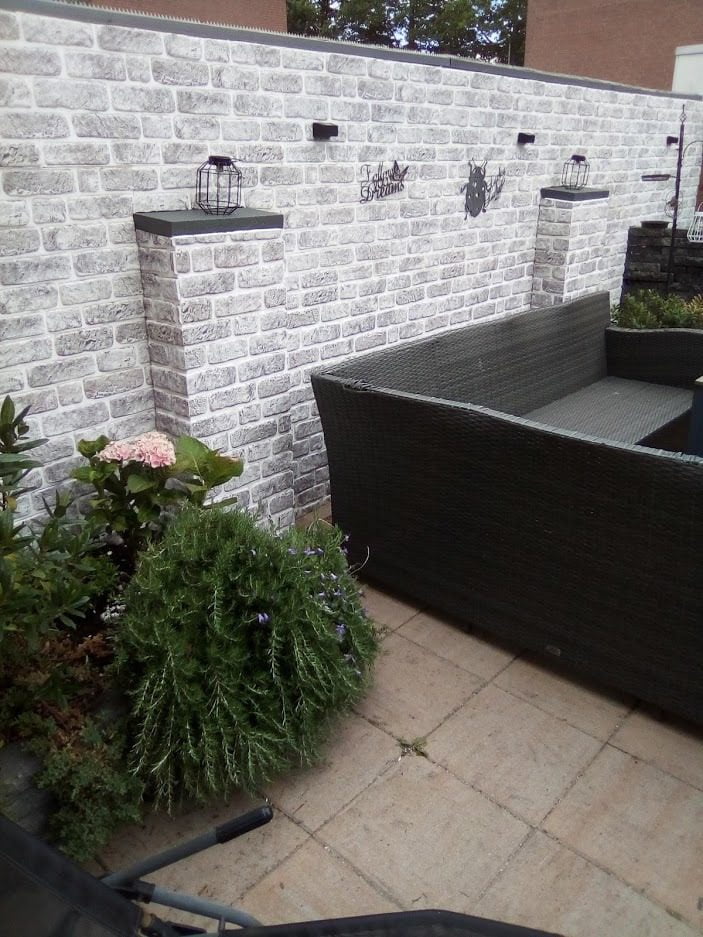 Panneau Mural Beton posé dans le bardage de jardin imitation pierre