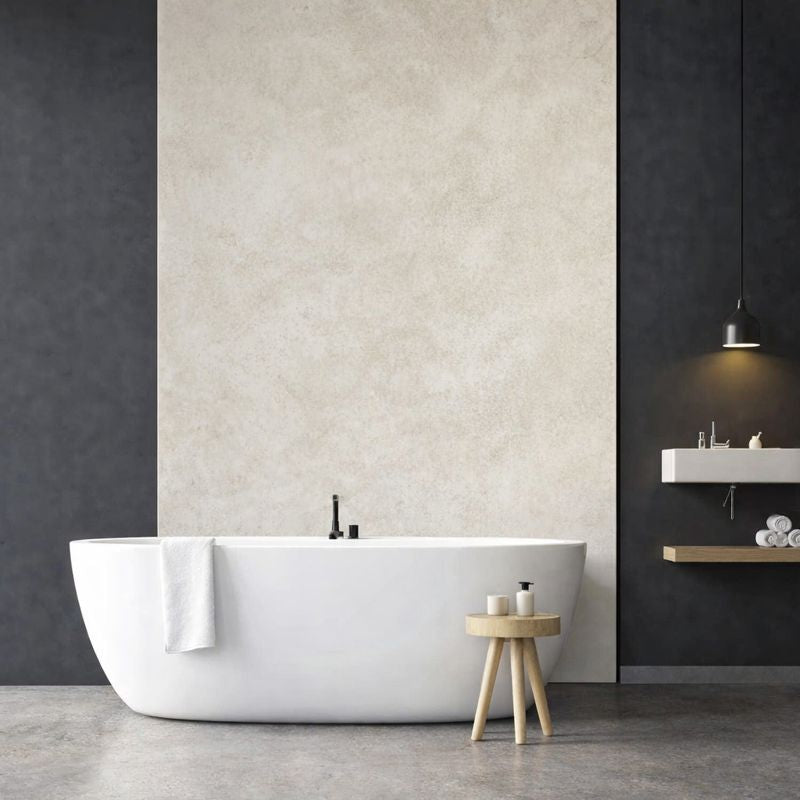 Panneau mural PVC effet béton ciré beige installé dans une salle de bain moderne avec baignoire îlot