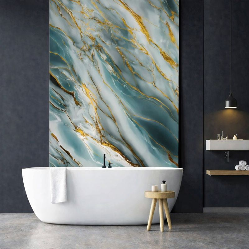 Panneau mural PVC effet marbre bleu veiné or installé dans une salle de bain moderne avec baignoire îlot