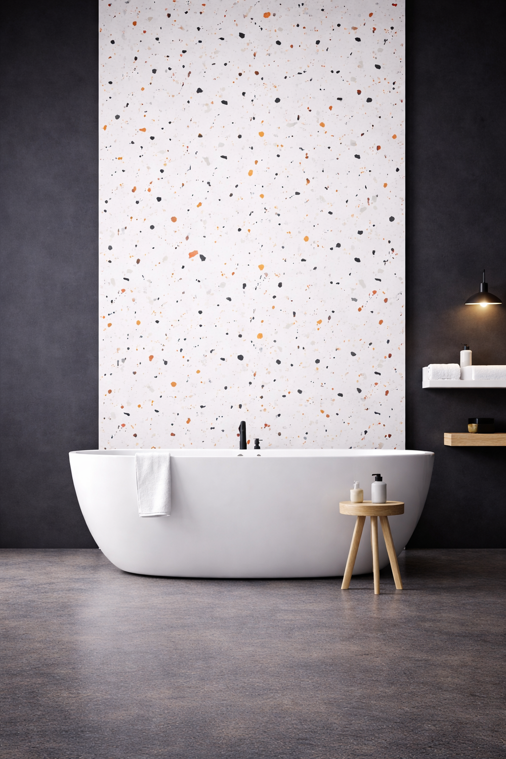 Panneau mural PVC effet terrazzo blanc installé dans une salle de bain moderne avec baignoire îlot