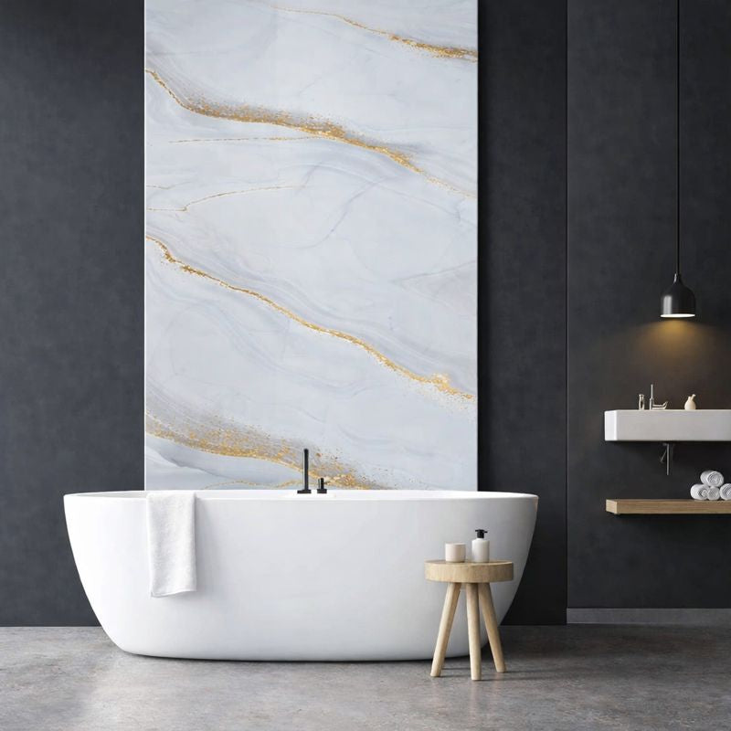Panneau mural effet marbre blanc clair veiné or installé dans une salle de bain moderne avec baignoire îlot