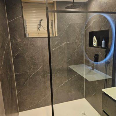 Panneaux Muraux SPC Anthracite posé dans la douche