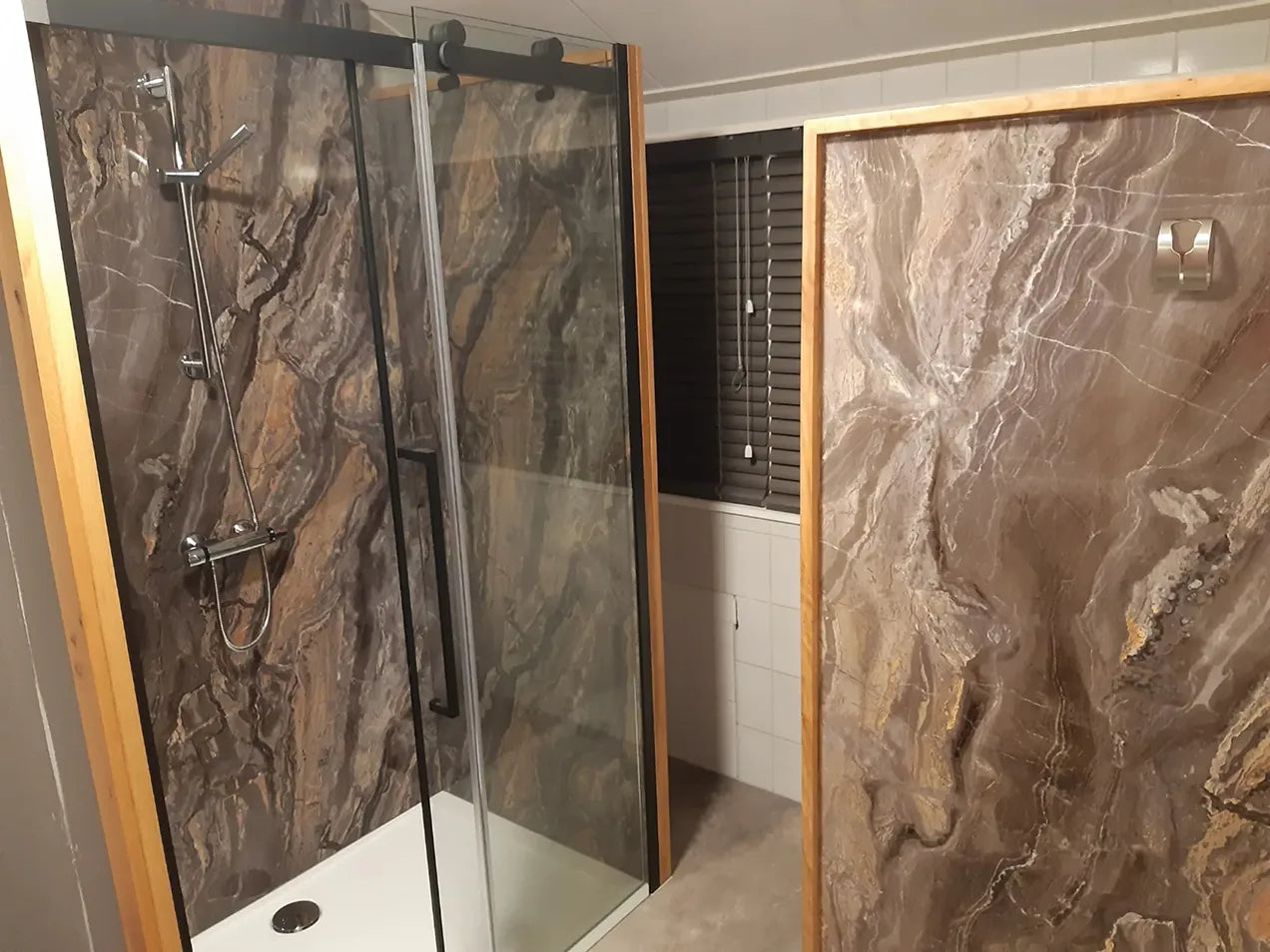 Panneau Mural Cuivré Posé Dans La Douche