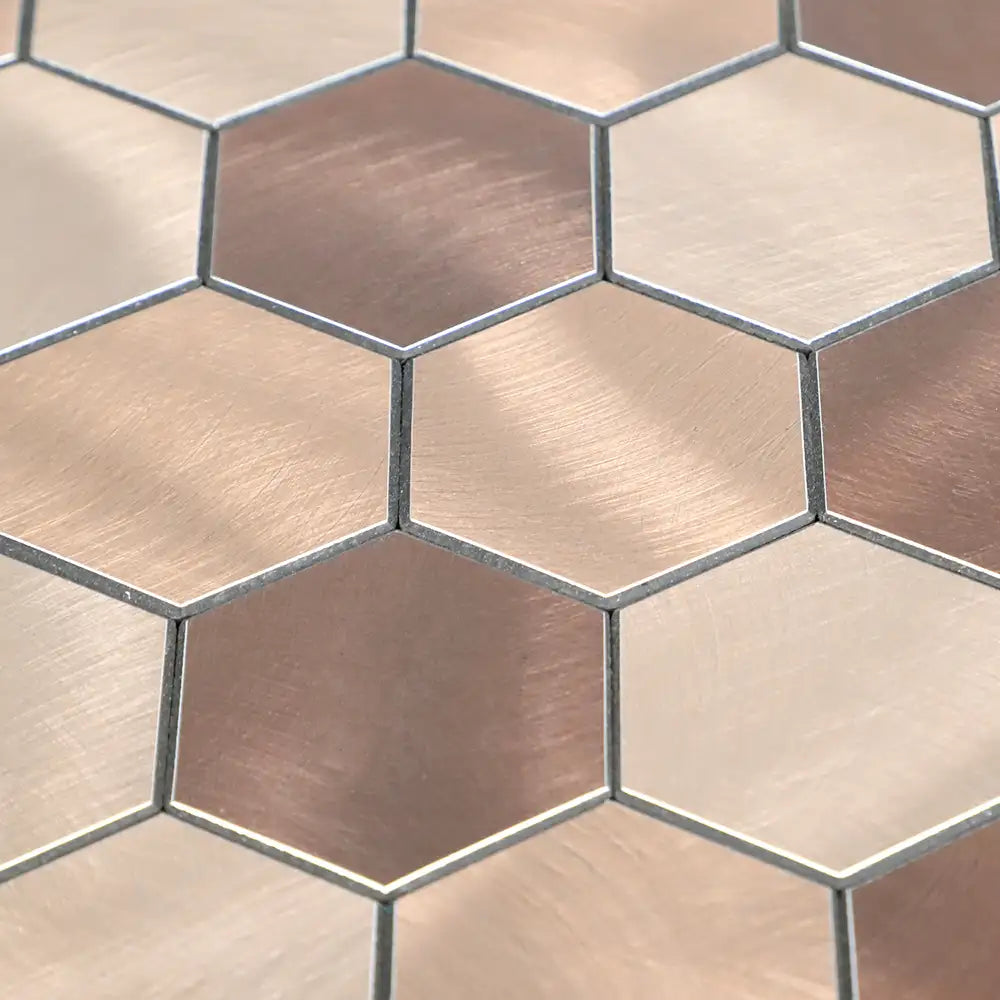 Gros plan sur mosaïque autocollante hexagone champagne cuivré avec finition métal brossé