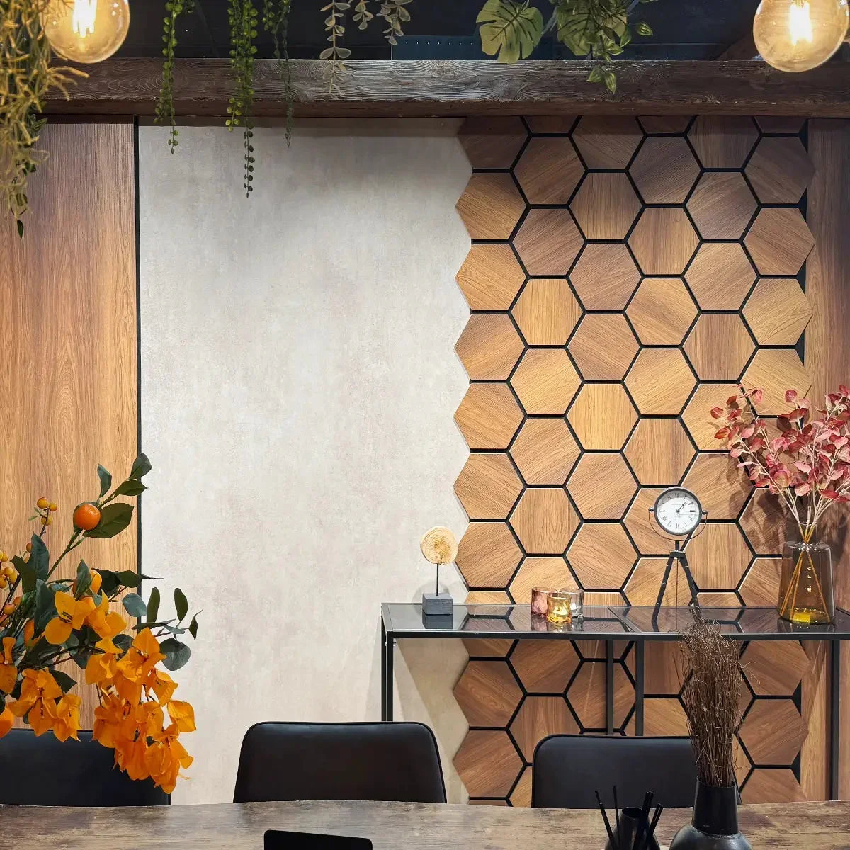 hexagone_bois_acoustique_mural_pose_dans_la_salon_4