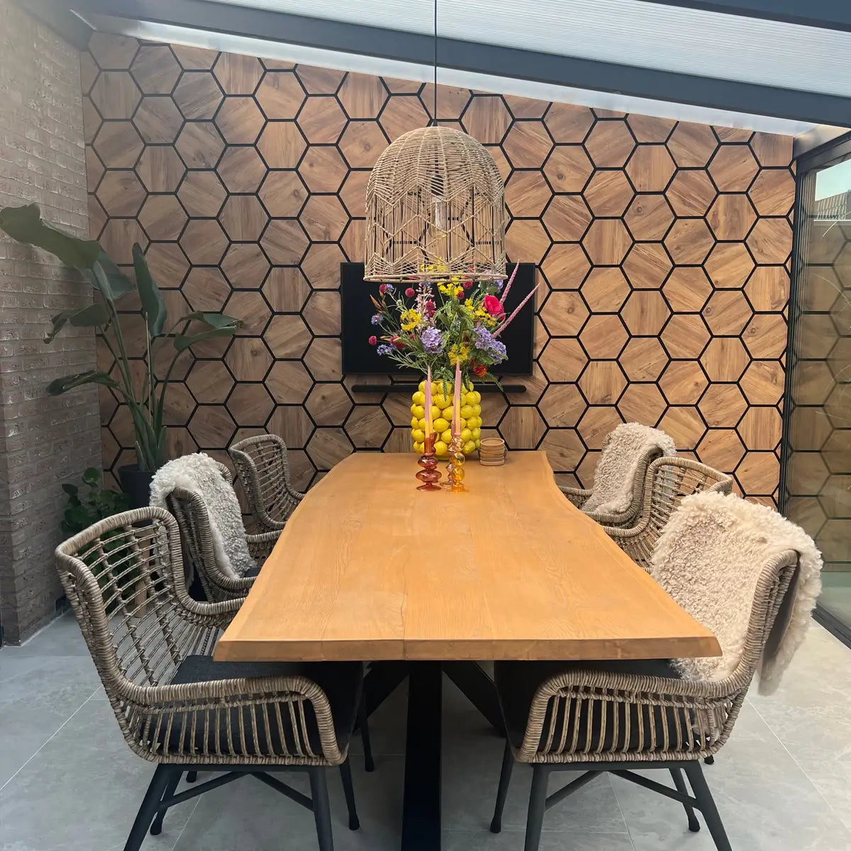 hexagone_bois_acoustique_rustique_pose_dans_murale