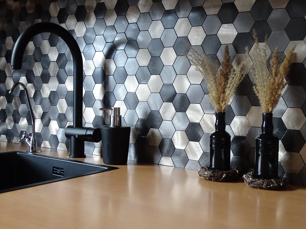 Crédence Mosaique Autocollant Noir Doré posé dans la cuisine de luxe