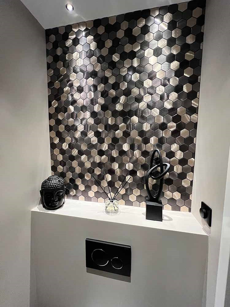 Crédence Mosaique Autocollant Noir Doré posé dans la toilette