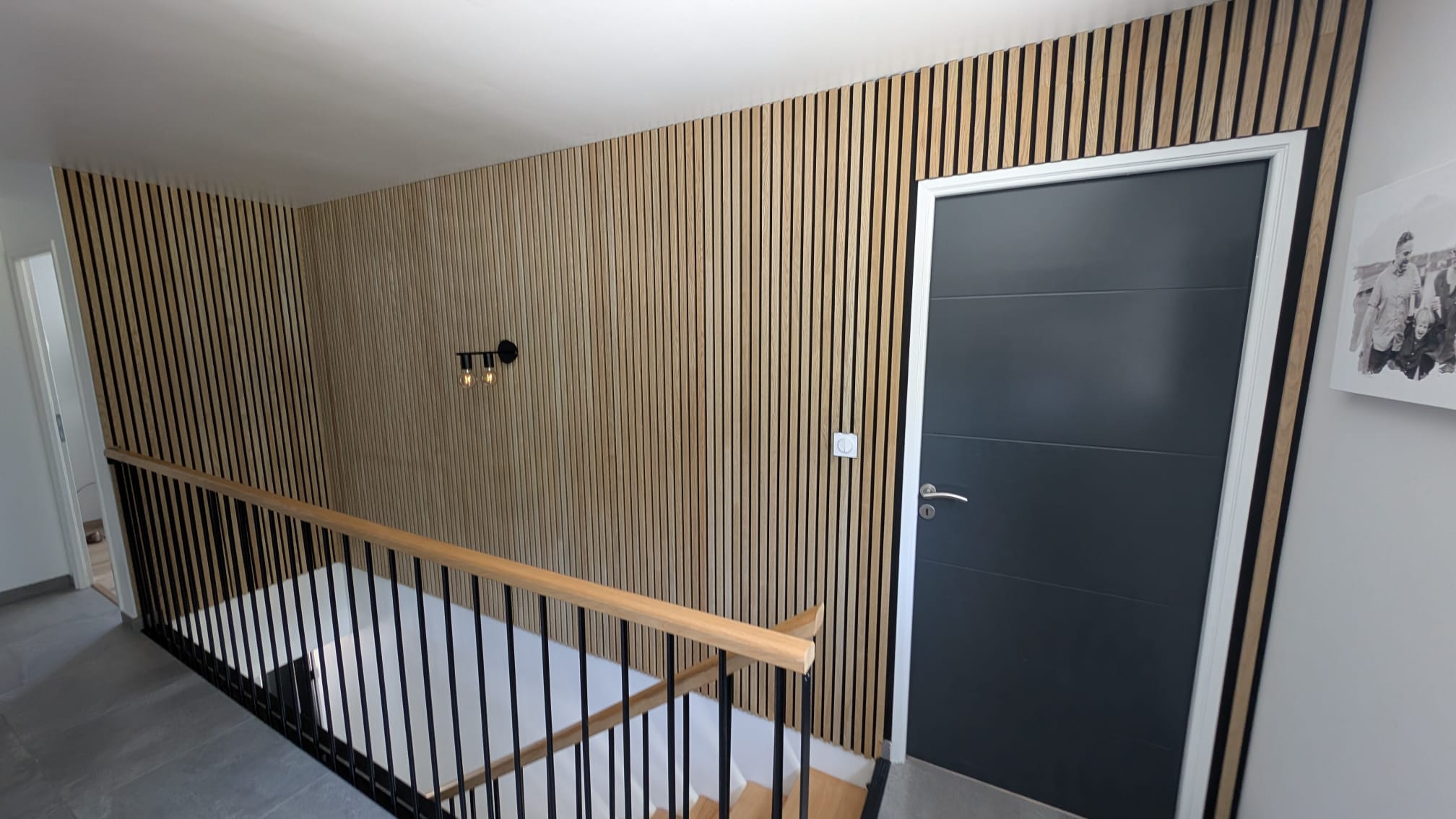 Installation de panneaux acoustiques en bois sur un mur d’escalier, apportant une touche moderne et chaleureuse tout en améliorant l’isolation phonique.