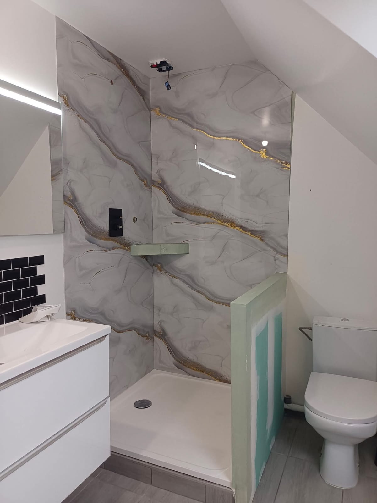 panneau_pvc_effet_marbre_dore_pose_dans_la_murs_de_douche
