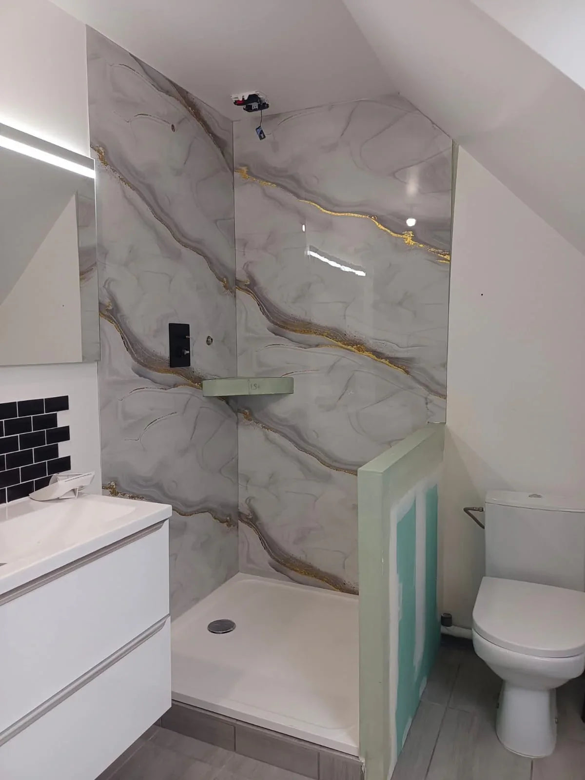 Panneau Mural PVC Effet Marbre Doré – Étanche et facile à poser - vue alternative