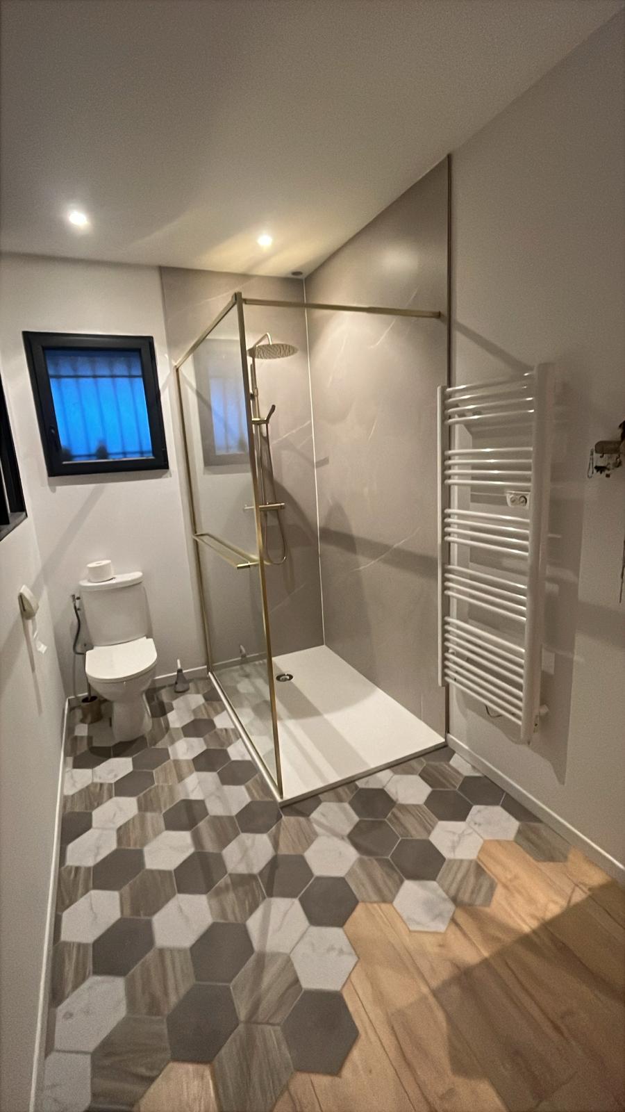 panneau spc marbre taupe posé dans le salle de bain