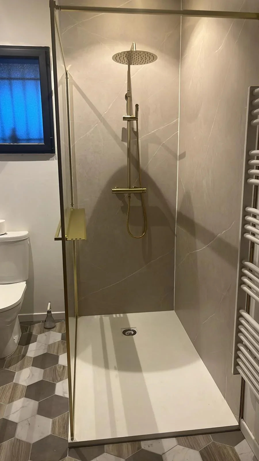 panneau spc marbre taupe posé dans la douche