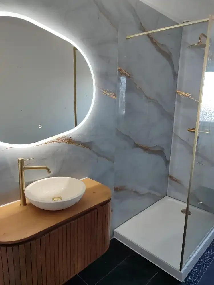 plaque pvc doré posé dans la salle de bain