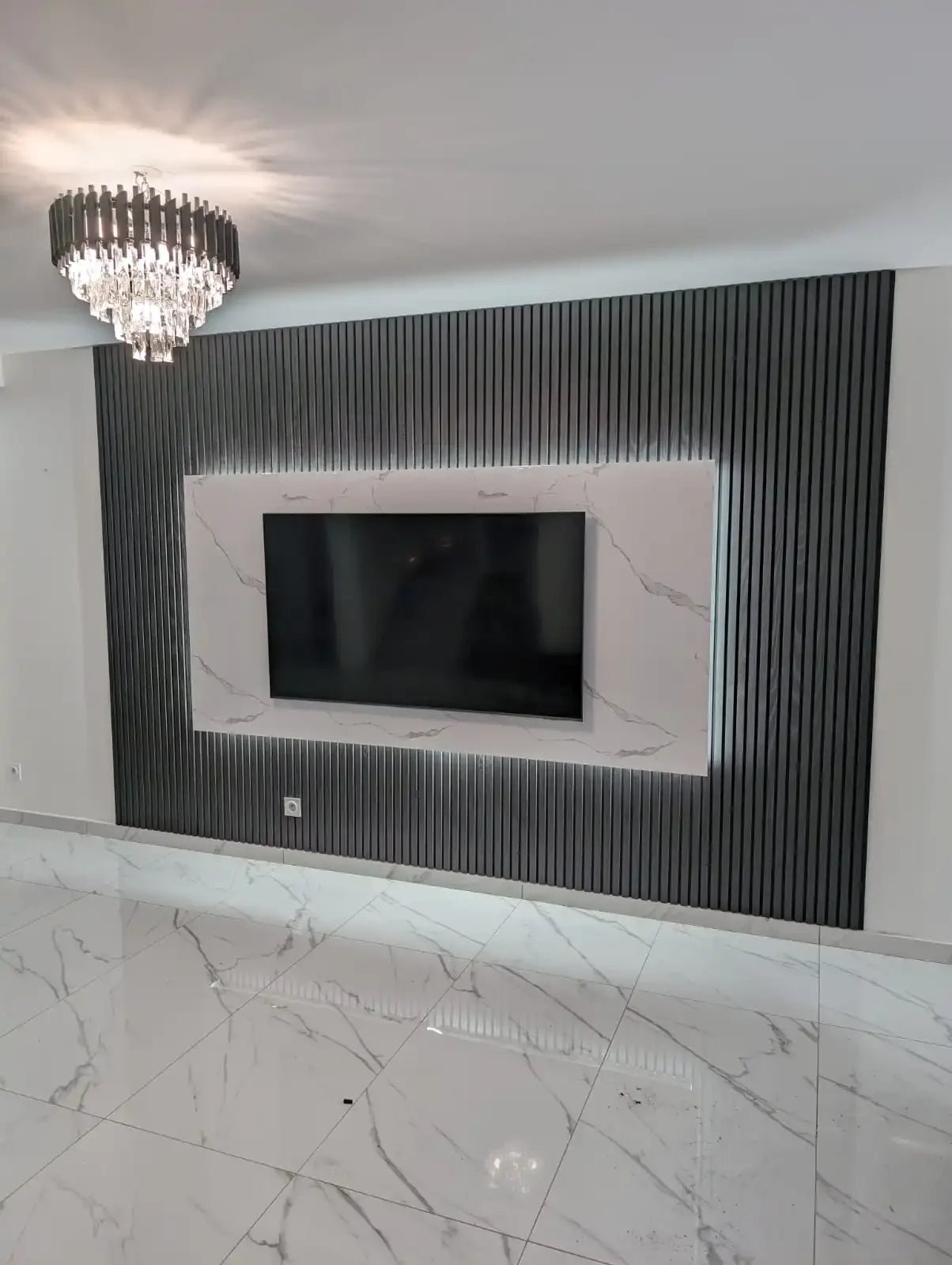 Panneau PVC Effet Marbre Blanc avec panneau bois noir unité télé