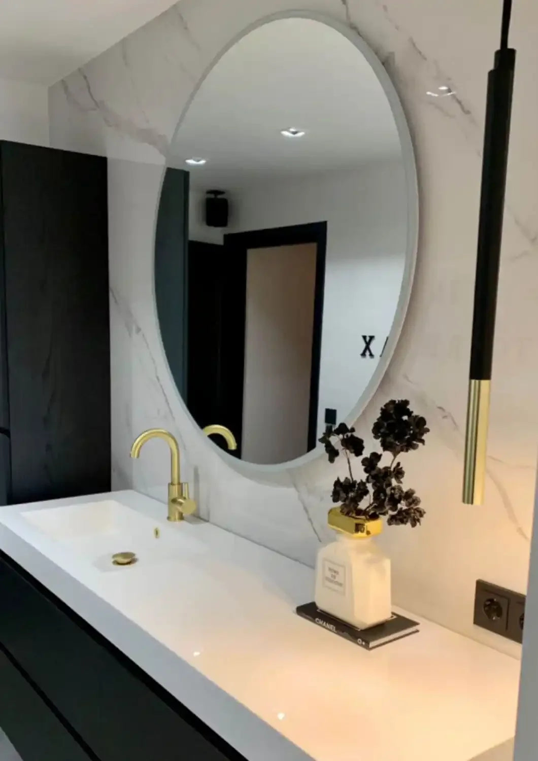 Panneau PVC Effet Marbre Blanc posé dans salle de bain derriere mirroir