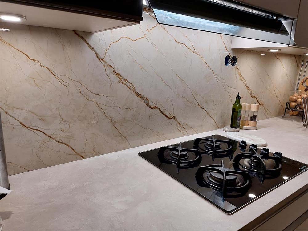 pvc marbre beige collé dans crédence de cuisine
