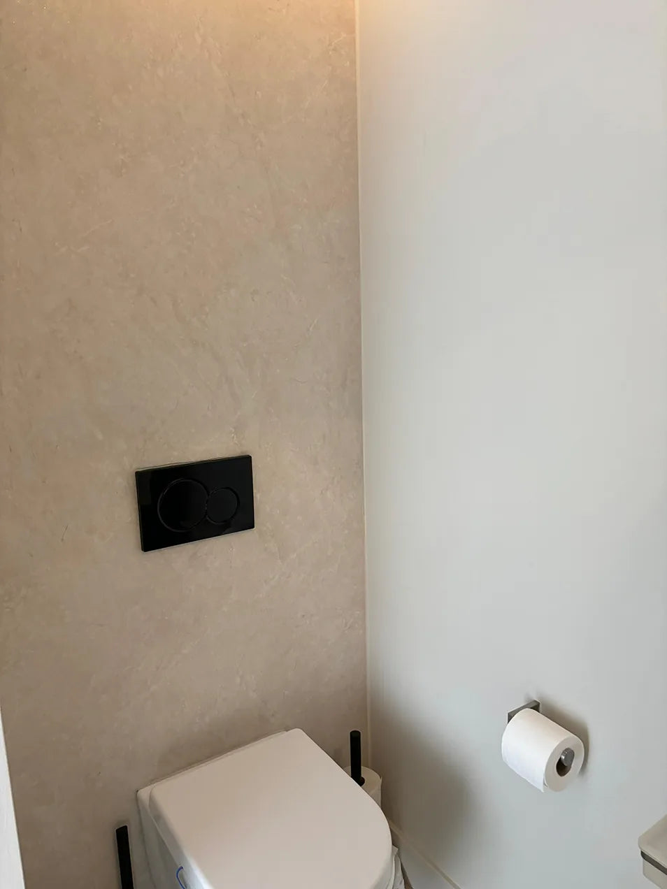 spc-beige-mat-pose-dans-la-wc