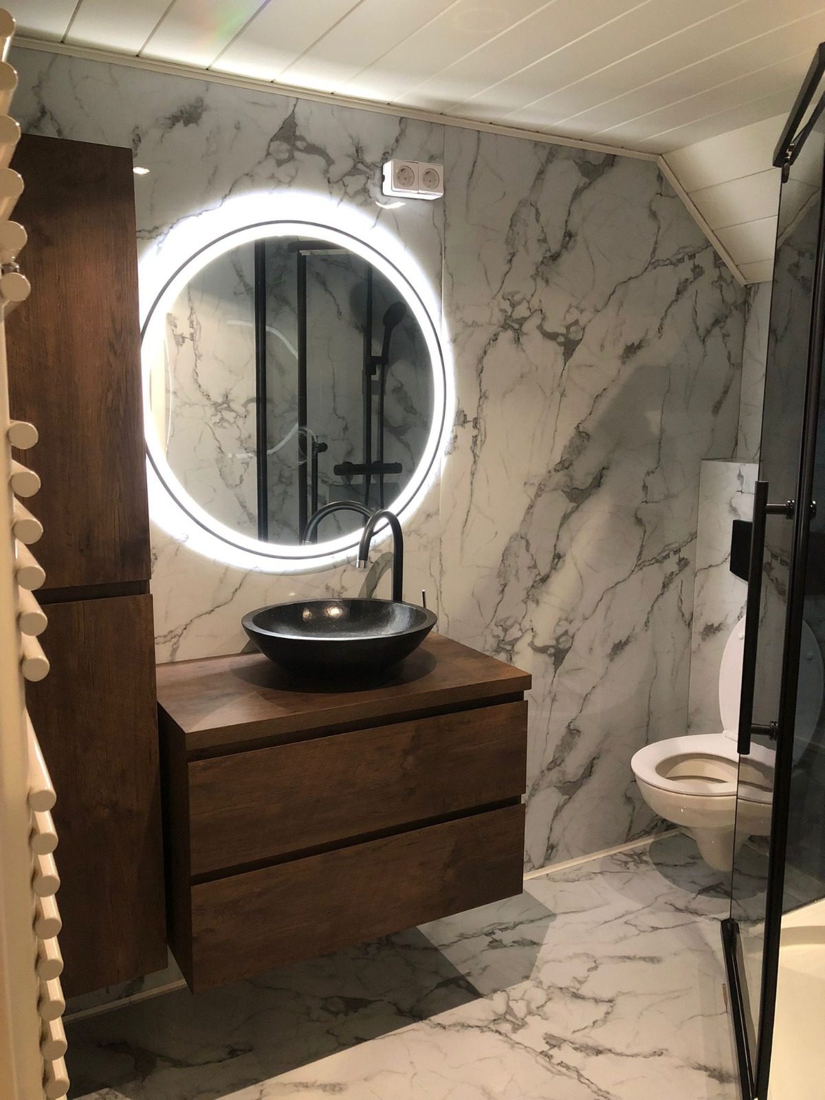 panneau marbre blanc posé salle de bain