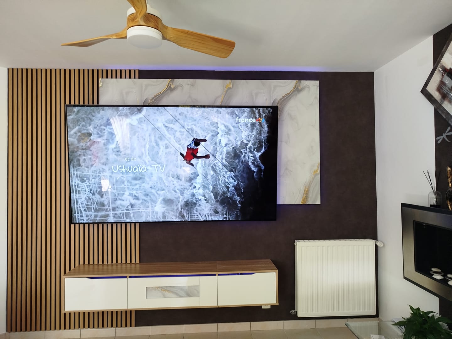 Unitée TV moderne : bois chêne & panneau marbre doré