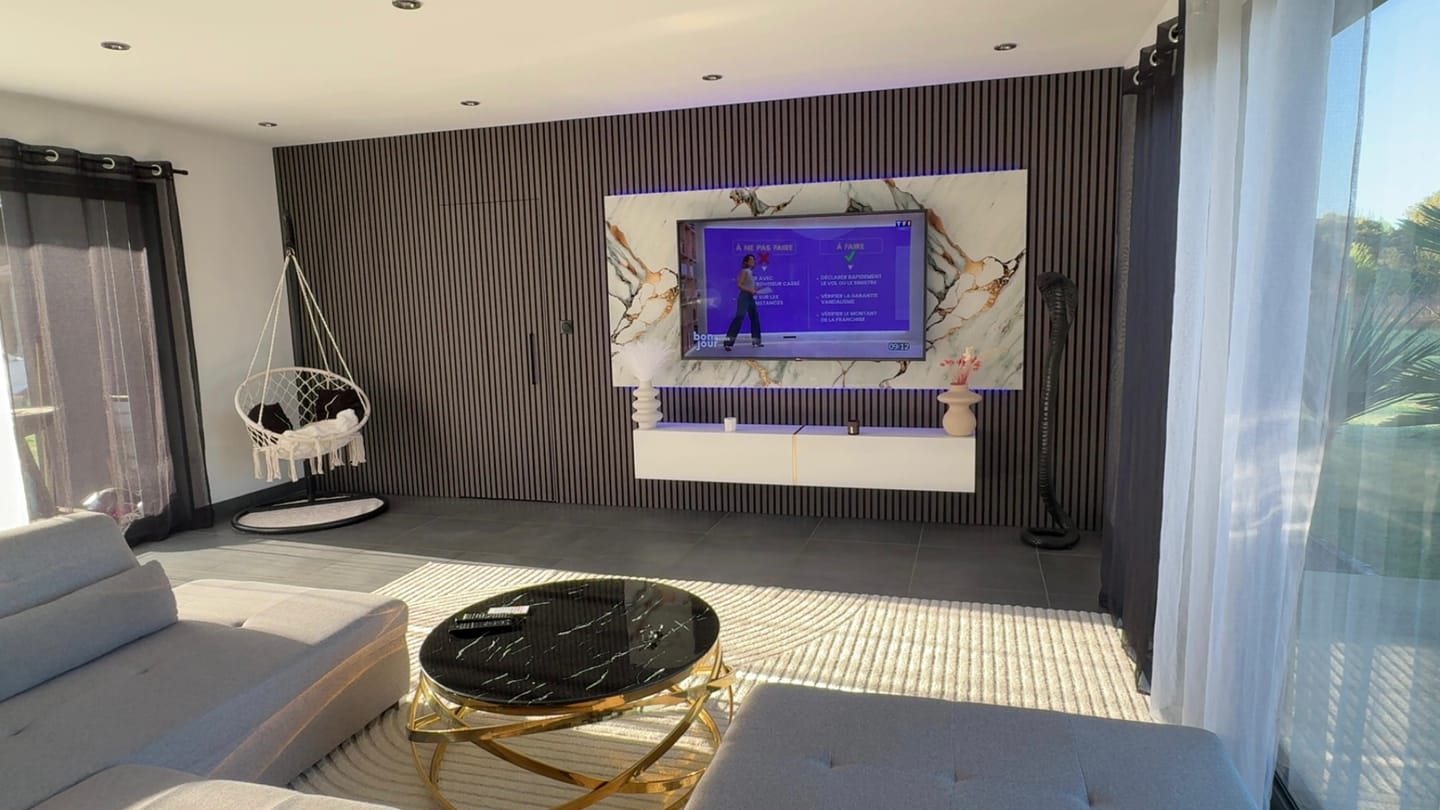 design salon avec panneau bois et marbre 