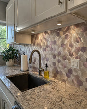 Crédence autocollante hexagone violet en cuisine blanche avec plan de travail granit — mosaïque aluminium brossé ByMyDeco