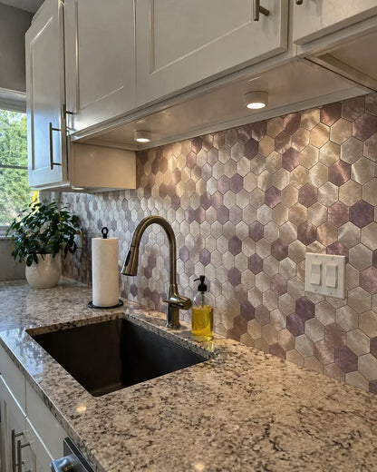 Crédence autocollante hexagone violet en cuisine blanche avec plan de travail granit — mosaïque aluminium brossé ByMyDeco