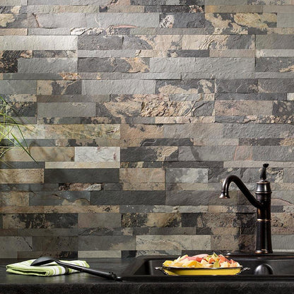 Crédence cuisine en pierre naturelle adhésive Autumn Rustic — ardoise anthracite avec plan de travail bois ByMyDeco