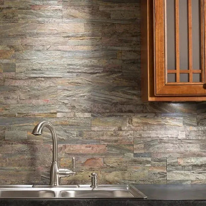Crédence cuisine en pierre naturelle adhésive Woodland Fire — parement autocollant avec plan de travail bois ByMyDeco