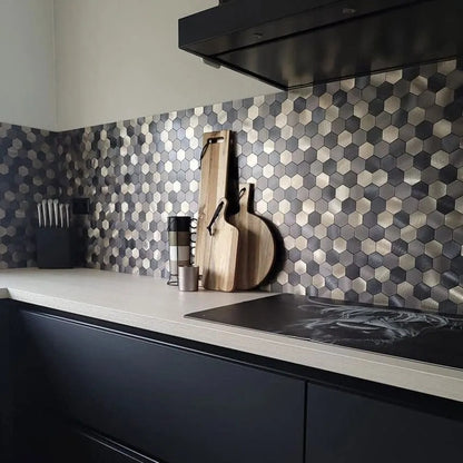 Credence_Adhesive_Mosaique_Dore_Noir_Pose_Dans_la_Cuisine_comme_credence