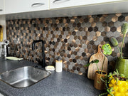 Credence_adhesive_cuivre_hexagone_relief_3D_dans_cuisine_moderne_effet_carrelage_mosaique_avec_adhesif_3M_ByMyDeco