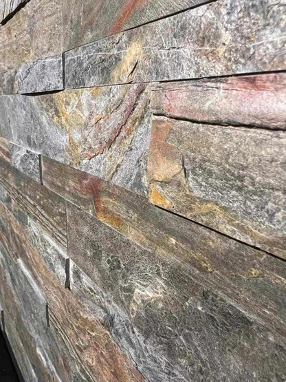 Détail texture pierre naturelle adhésive Woodland Fire — relief ardoise cuivrée et veinage naturel ByMyDeco