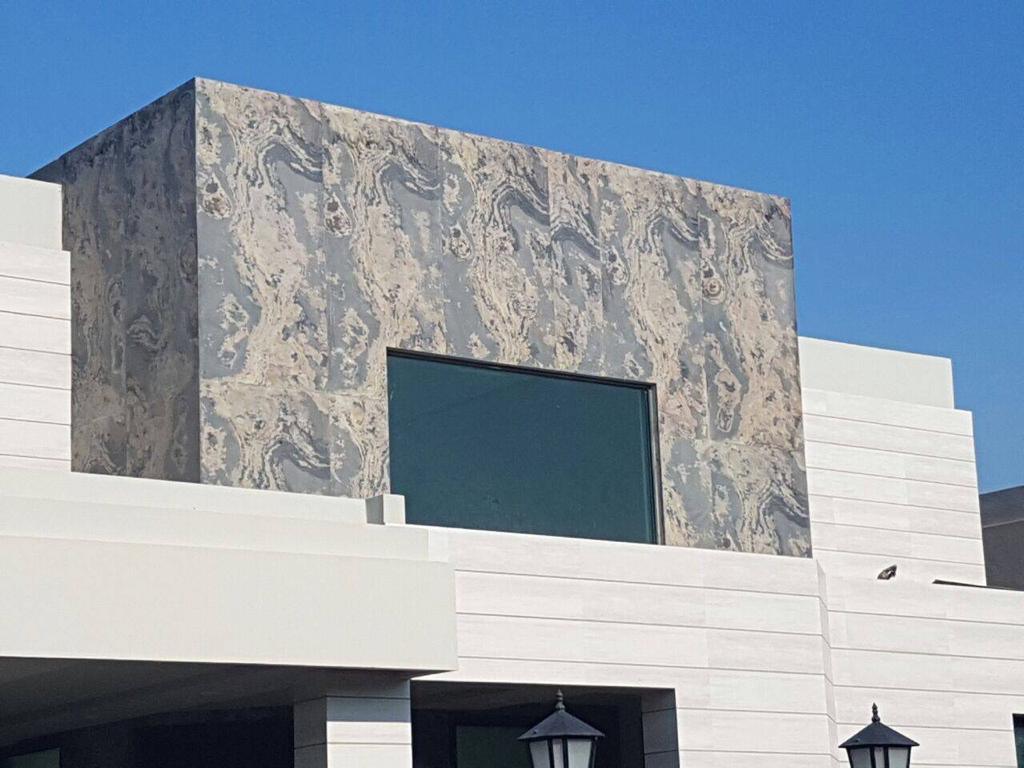 Feuille de pierre naturelle Autumn Rustique posée en façade extérieure sur maison contemporaine