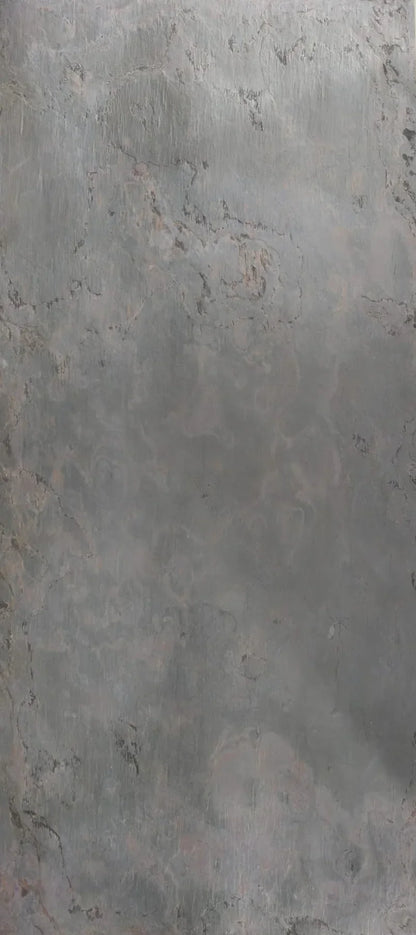 Feuille de pierre naturelle Indian Glory - gros plan sur la texture gris anthracite avec reflets cuivrés et veinages naturels