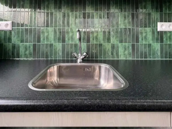 crédence cuisine sticker vert posé dans cuisine