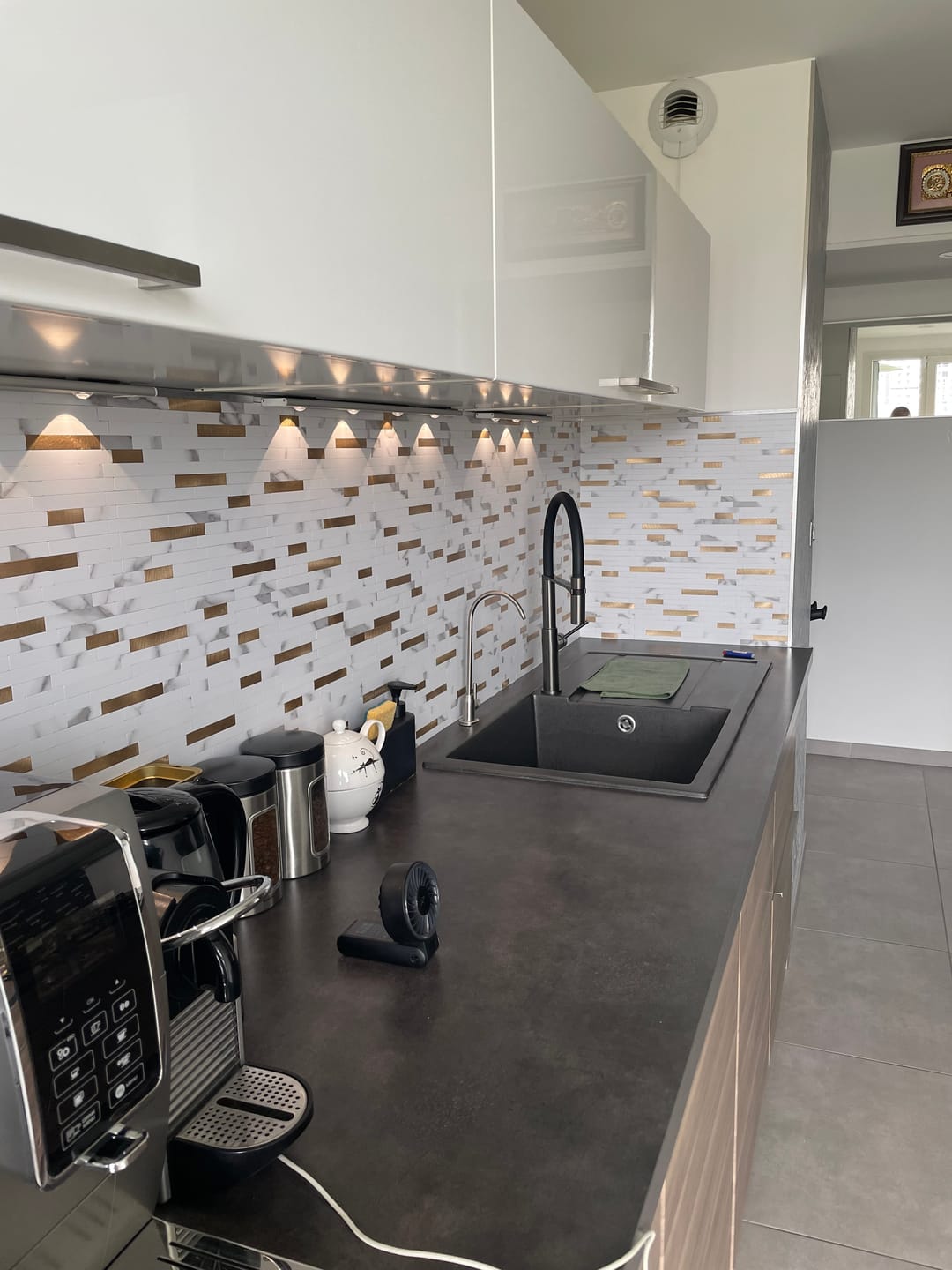 mosaique adhesive credence blanc doré