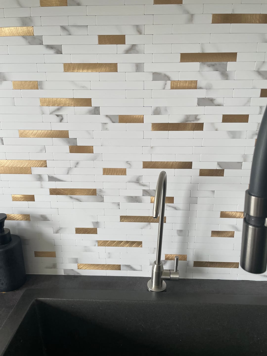mosaique adhesive cuisine blanc doré