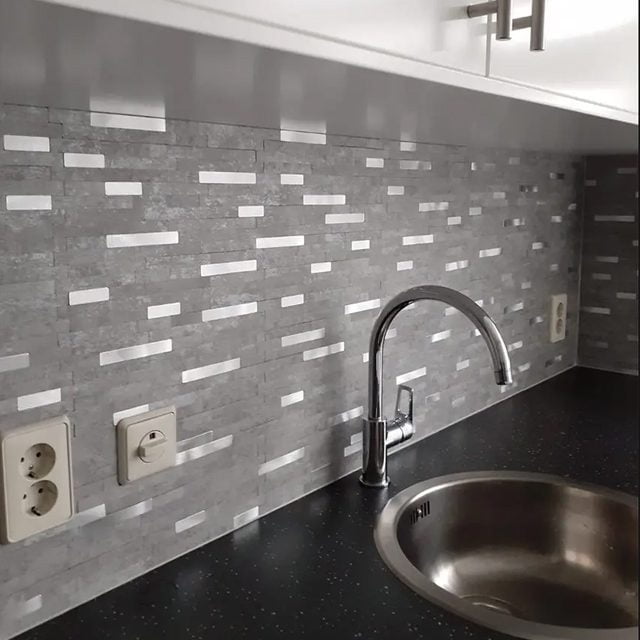 Mosaique Adhésive anthracite coller sur carrelage dans la crédence de cuisine

