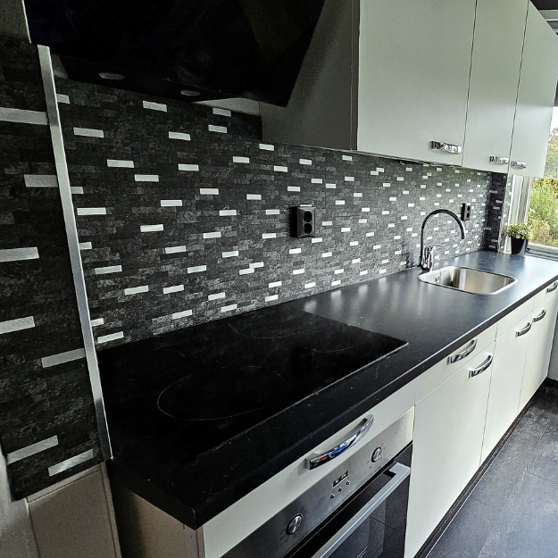 mosaique adhesive posé sur le murs de crédence de cusine