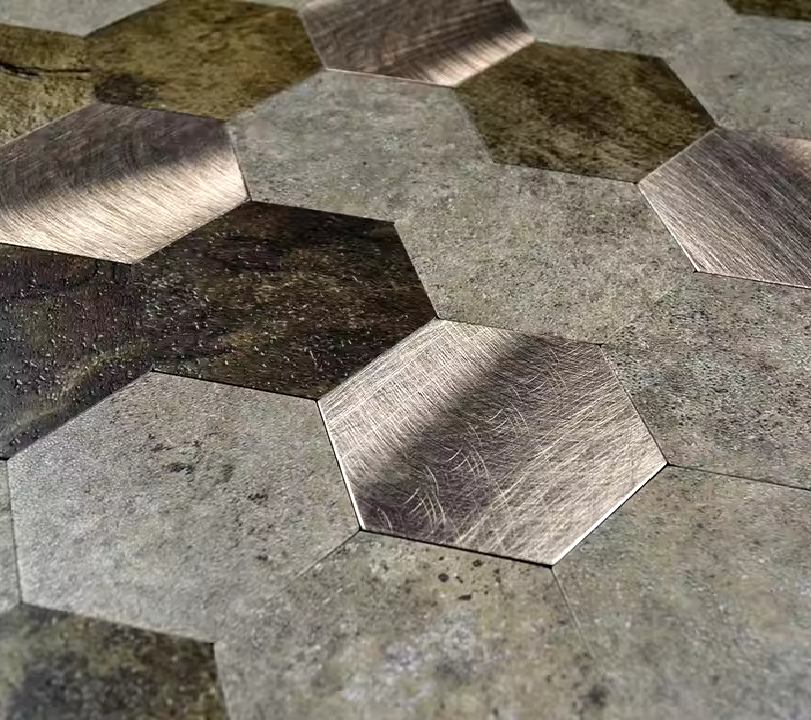 Mosaique_adhesive_en_forme_de_hexagone_avec_reflets_cuivres_et_marron