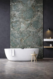 Mur de salle de bain habillé d’un panneau PVC effet marbre vert ByMyDeco
