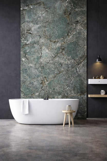 Mur de salle de bain habillé d’un panneau PVC effet marbre vert ByMyDeco
