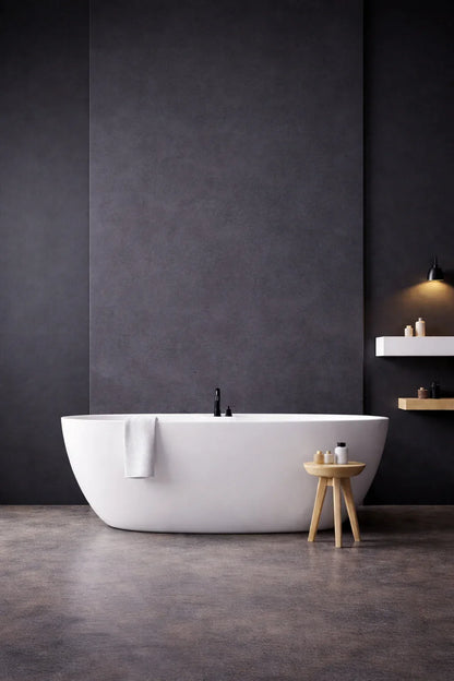 Panneau mural PVC effet béton ciré foncé installé dans une salle de bain moderne avec baignoire îlot
