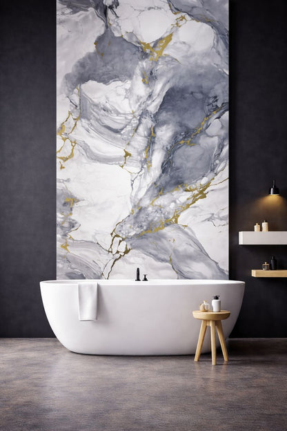 Panneau mural PVC effet marbre blanc veiné gris et doré installé dans une salle de bain moderne avec baignoire îlot
