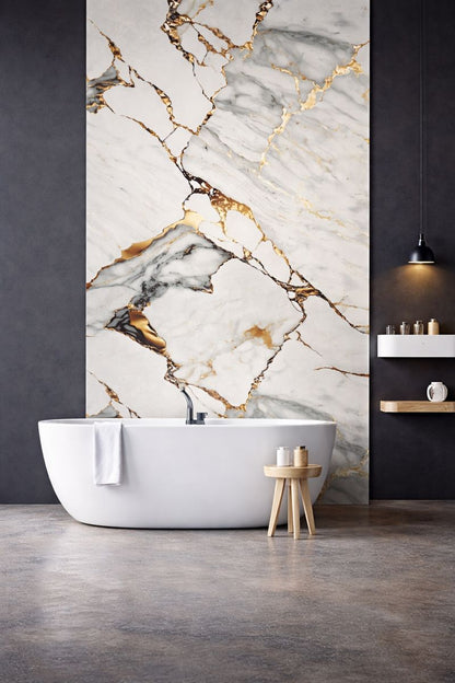 Panneau mural PVC effet marbre blanc veiné or installé dans une salle de bain moderne avec baignoire îlot

