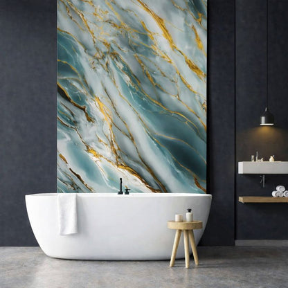 Panneau mural PVC effet marbre bleu veiné or installé dans une salle de bain moderne avec baignoire îlot
